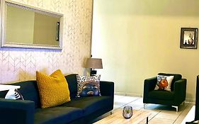 Neat And Cozy Apartment In Central Rosebank With Unlimited Wi-Fi And Backup Power